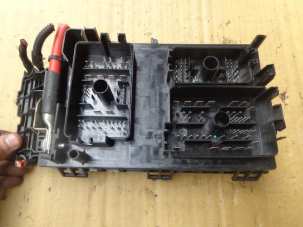 BOITE A FUSIBLE OPEL ASTRA J 1.7 CDTI  ( QU ) - Vue 2